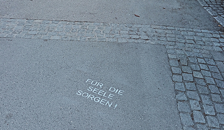 Eine Asphaltstraße ist ein nicht alltäglicher Platz, um auf Seelsorge aufmerksam zu machen.   
