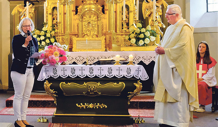 Pfarrgemeinderatsobfrau Andrea Dirmhirn bedankte sich bei Pfarrer Gregor Dabrowski für sein langjähriges Wirken.  