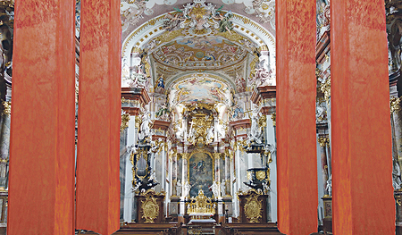 Installation in der Stiftskirche Wilhering des Künstlers Robert Moser: Moser, 1964 geboren, hat bei Ruedi Arnold an der Kunstuniversität Mozarteum in Salzburg Bildhauerei studiert. Er lebt und arbeitet in Steyr. 