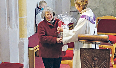 Gottesdienste leben vom gemeinsamen Feiern und davon, dass Menschen wie Roswitha Aigner sie sorgfältig und kreativ gestalten und leiten.