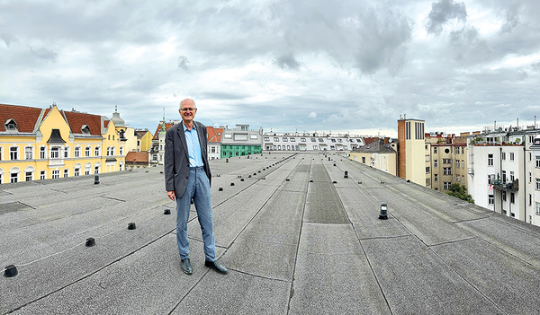 Auf dem flachen Kirchendach von St. Florian in Wien 4 entsteht eine Photovoltaik-Anlage. Umweltpfarrgemeinderat Wolfgang Zecha zeigt die Dimensionen.