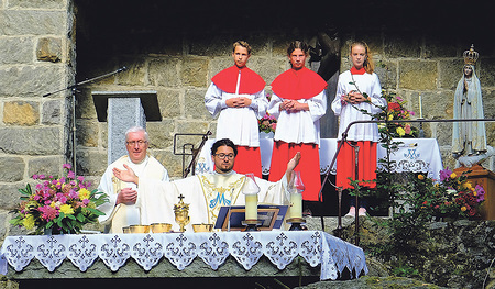 Der Schardenberger Pfarrer Gregor Dabrowski (links) feierte mit Pater Johannes Haas SDB am Freialtar die Pilgermesse.  