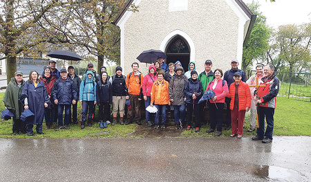 Das Regenwetter 2022 dezimierte zwar die Zahl der Fußwallfahrer:innen, aber die Tradition wird stets aufrecht erhalten.   