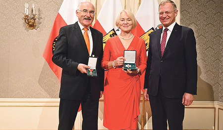 Landeshauptmann Thomas Stelzer (rechts) mit den Geehrten Maria Hasibeder und Franz Kogler