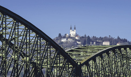 Urlaub in der Stadt. Dieses Bild von der Pöstlingbergskirche entstand, als die Eisenbahnbrücke noch über die Donau führte. 