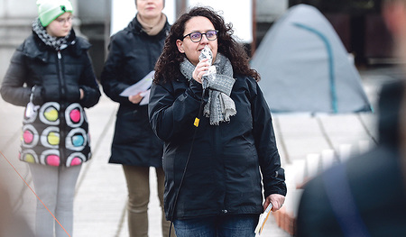 Monika Weilguni bei einer Kundgebung in Linz.