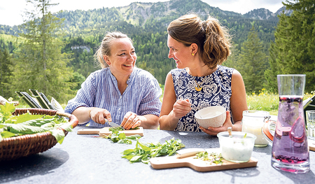 Elisabeth Hammersen und Veronika Halmbacher wissen, wie man Unkraut zu  kulinarischen Köstlichkeiten verarbeiten kann. 