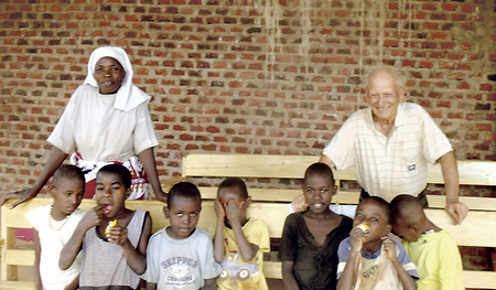 Johann Eiber mit einer einheimsichen Ordensfrau: Die Kinder freuen sich über ihr neues Zuhause. 