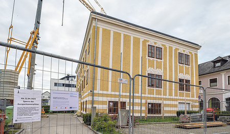 Die Sanierung des Pfarrhofs ist angelaufen. Bis voraussichtlich Herbst 2026 soll hier das neue Pfarrzentrum von Kirchdorf an der Krems entstehen. 