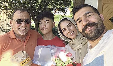 Heinz Buder (links) mit einer der Flüchtlingsfamilien, die er unterstützt.   