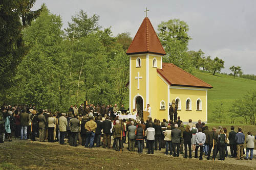Die Familie Burgstaller aus Haag am Hausruck hat in Waldzell anstelle der alten ?hlschlagerkapelle eine Neue erstellt die Florianikapelle die am ersten Mai von Pfarrer Mag Edward Lipiec geweiht wurde.