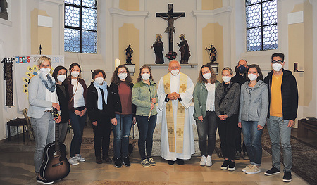 Die Gruppe, die die Jugendmesse am 15. Mai 2021 in der Pfarrkirche Leonstein gestaltet hat.  