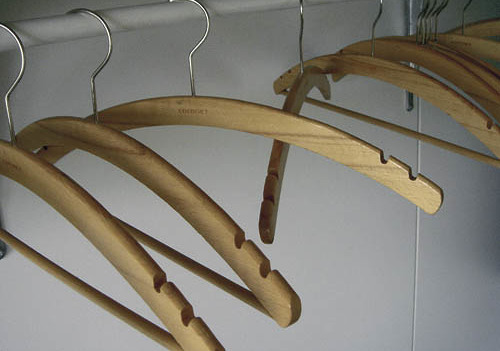 Kleiderbuegeln auf einer Stange [ (c) www.BilderBox.com, Erwin Wodicka, Siedlerzeile 3, A-4062 Thening, Tel. + 43 676 5103678.Verwendung nur gegen HONORAR, BELEG,URHEBERVERMERK und den AGBs auf bilderbox.com](in an im auf aus als and beim mit einer e