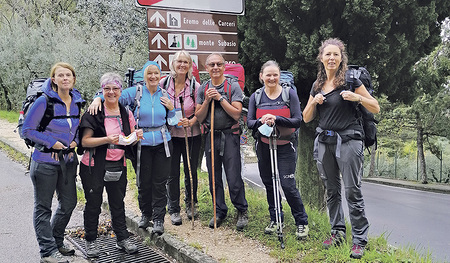 Die Pilgerschar mit Margit und Arnold Schmidinger (Mitte).     