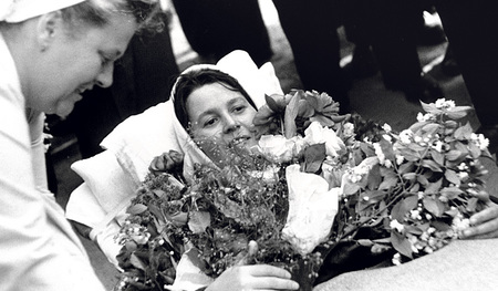 Ankunft von Heimkehrern aus der Kriegsgefangenschaft in der Sowjetunion in Wiener Neustadt: Margarethe Ottillinger wird am 25. Juni 1955 von Krankenhelfern auf einer Bahre weggetragen.  