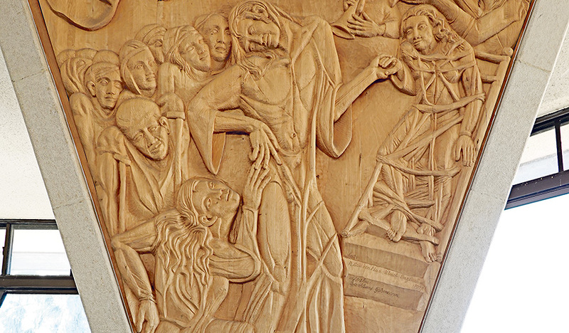 kathbild.at / Franz Josef Rupprecht Im Hl. Land steht eine anmutige, moderne Kirche über den Ausgrabungen des sogenannten „Haus des Petrus“. Dort ist diese Erzählung aus dem heutigen Evangelium historisch festgemacht. Das Holzrelief aus dieser Kirche zeigt Jesus, der am See Genezareth