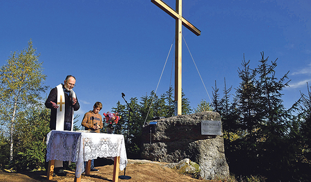 Pater Wolfgang Haudum segnete das neue Bergkreuz, das auf dem höchsten Punkt von Oberneukirchen steht.  