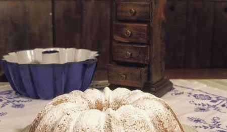 Guglhupf im Wiener Kaffeehaus, Mehlspeise - Viennese cuisine, Ring cake
