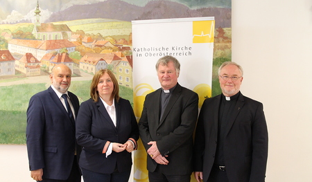 Pressekonferenz 'Zukunft sichern': (v.l.) Reinhold Prinz (Leiter Finanzen und Verwaltung), Edeltraud Addy-Papelitzky (Leiterin Personal undQualitätssicherung), Bischof Manfred Scheuer, Generalvikar Severin Lederhilger