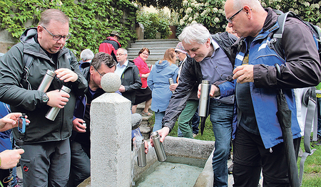 Beim Florianibrunnen machte die Pilgergruppe Station. Dort waren für die Teilnehmer/innen Trinkflaschen vorbereitet, in die der Psalmvers „Denn du bist die Quelle des Lebens“ eingraviert war.