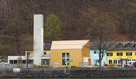 Kirche am Fluss.  1960 wurde die Kirche erbaut, 2008 bekam sie die goldene Fassade.   