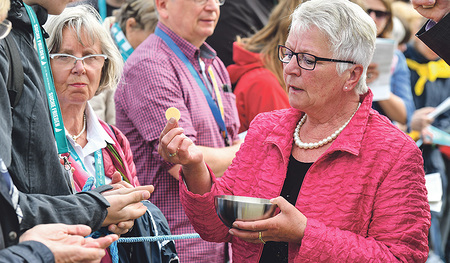 Frauen als Kommunionsspenderinnen sind längst normal.  