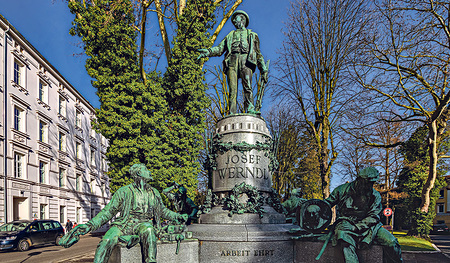 Steyr bewegt sich zwischen zwei Polen: Einerseits kam sie durch die Produktion von Waffen zu Wohlstand (oben das Josef-Werndl-Denkmal), andererseits vermarktet sie sich besonders zur Weihnachtszeit als Christkindlstadt.      