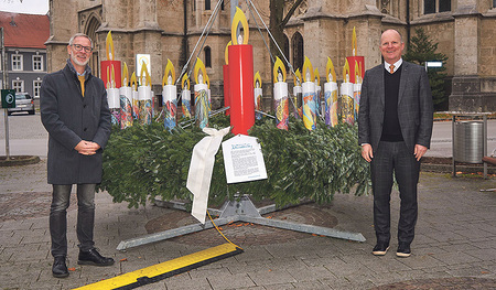 Der Diakonie-Adventkranz hängt heuer erstmals auch in Bad Hall.   