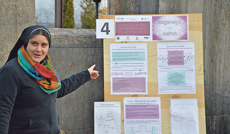  Sr. Ruth Summer bei der Station der Franiskanerinnen  