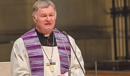 Bischof Manfred Scheuer ist am 22. Dezember über die Telefonseelsorge zu erreichen.  