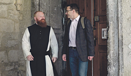 Frater Niklaus mit Forscher Marc Luy.  