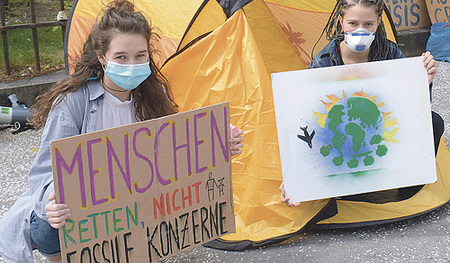 Einen „Klima-Corona-Deal“ fordern NGOs und Wissenschafter von der österreichischen Regierung. Fridays for Future startete dazu eine einwöchige Aktion vor dem Bundeskanzleramt.    