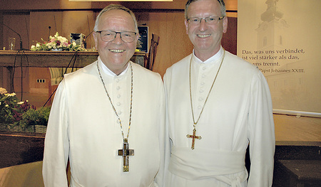 Der neue Abt Lukas Dikany (rechts und Bild unten) mit dem emeritierten Abt Martin Felhofer, der das Stift Schlägl dreißig Jahre lang leitete. Abt Martin wird in den kommenden Monaten weiterhin die Veranstaltungen mit der Landesgartenschau und zum 800