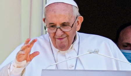 Papst Franziskus am Balkon der Gemelli-Klinik