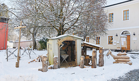 Die Krippe stellt einen Bezug zu den vielen Kriegen in aller Welt, besonders aber zum Ukrainekrieg her.    