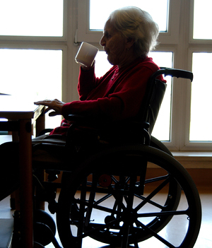 Seniorin im Rollstuhl [ NUR FUER REDAKTIONELLE VERWENDUNG! NO MODEL-RELEASE! NUR POSITIVE TEXTE! (c) www.BilderBox.com, Erwin Wodicka, Siedlerzeile 3, A-4062 Thening, Tel. + 43 676 5103678.Verwendung nur gegen HONORAR, BELEG, URHEBERVERMERK nach AGBs