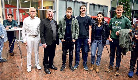 Bischof Manfred Scheuer (links) freut sich, dass zur Begegnung in der Firma „backaldrin“ auch Schüler:innen der nahen HBLA St. Florian gekommen waren. Organisiert hatte den Abend KMB-Aktivist Hannes Hofer.    