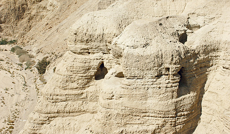 In solch einer Höhle lag die Jesaja-Rolle. 