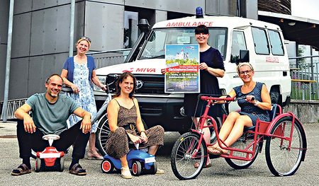 Autos, Fahrräder und Bobbycars werden gesegnet. 