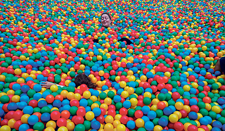 Riesiges Bällebad - Fotoaktion der Pfarre Pinsdorf.