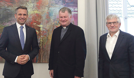 Sozial-LR Hattmannsdorfer traf Bischof Scheuer und Caritas-Direktor Kehrer (v.l.n.r.). 
