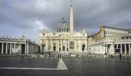 An den Drei Österlichen Tagen wird der Petersplatz in Rom genauso leer sein wie jetzt. Die großen Liturgien sind heuer abgesagt, Papst Franziskus wird mit wenigen Menschen im privaten Rahmen feiern. Die Gottesdienste werden live übertragen. 