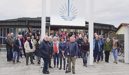 Vor der Neuapostolischen Kirche   