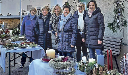 Mitarbeiterinnen der kfb St. Pantheon am Adventmarkt