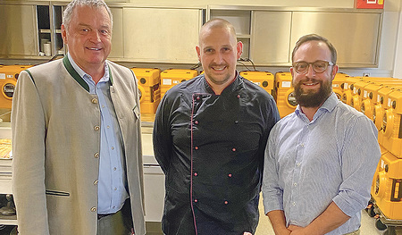 Landesjägermeister-Stellvertreter Andreas Gasselsberger (von links), Küchenchef Christof Wolfschluckner und Caritas-Vorstand Stefan Pimmingstorfer   