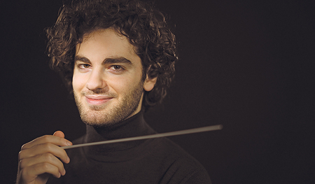 Als Geiger begeisterte Emmanuel Tjeknavorian das Konzertpublikum, jetzt wechselt er das Fach und widmet sich mit derselben Hingabe dem Dirigieren. Am 11. Juni gibt er sein Debüt im Stift St. Florian.   