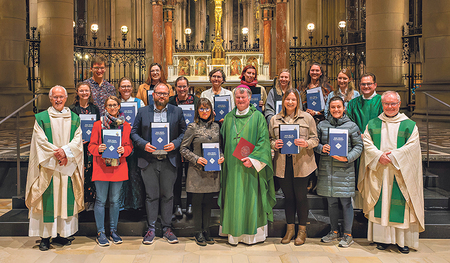 Die Religionslehrer:innen nach der Sendungsfeier, bei der ihnen Bischof Scheuer die Bibel im heutigen Deutsch überreichte.     