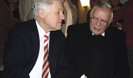 Buchpr?sentation Die heimliche Fahne, Theatersaal der Jesuiten,, Alter Dom, Roman von Heribert WenningerLandeshauptmann Dr. Josef P?hringer und Bischof Maximilian Aichern im Gespr?ch