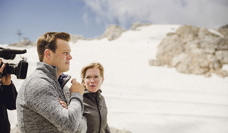 Umwelt- landesrat  Stefan Kaineder und Umweltministerin Leonore Gewessler am Hallstätter Gletscher.