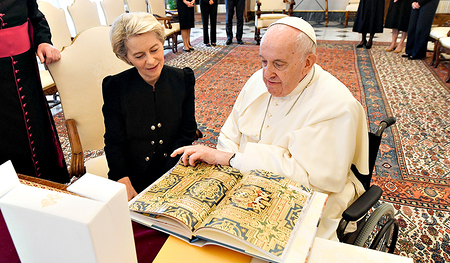 Papst Franziskus und Ursula von der Leyen bei einem Vatikan-Treffen.  